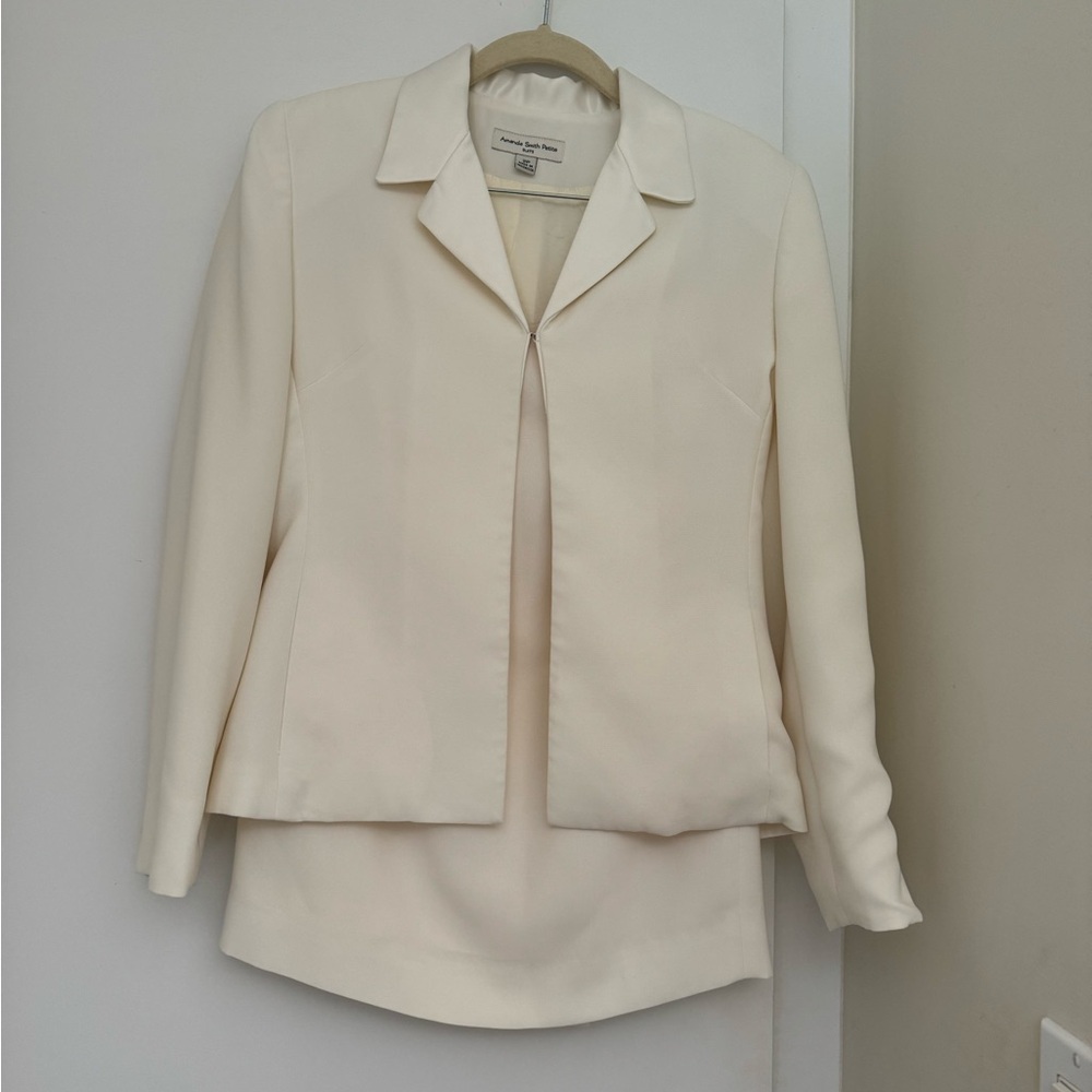 Amanda Smith ivory 2 piece suit with Notched Lapel and Tailored Fit